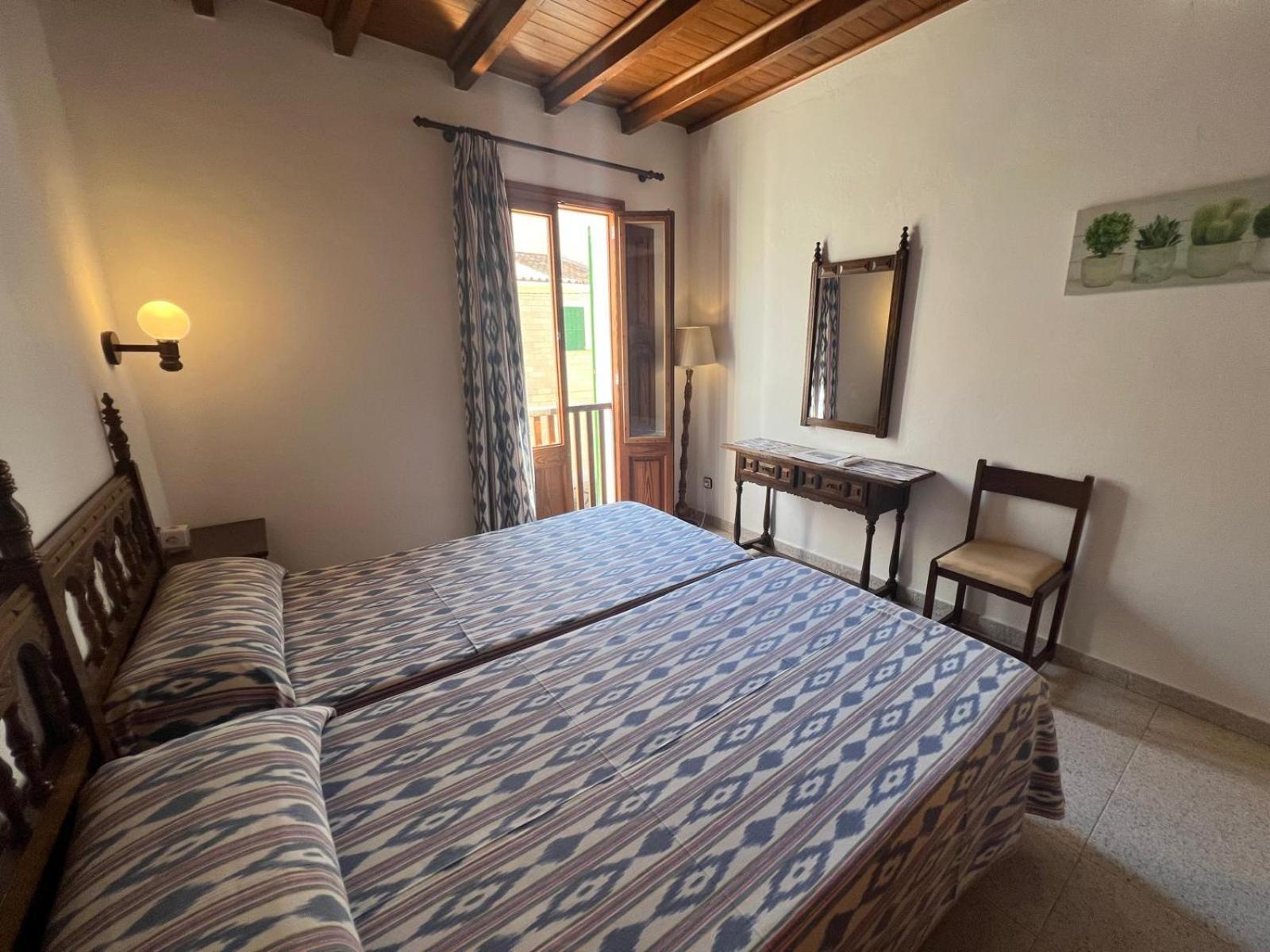 קולוניה סנט ג'ורדי Hostal Restaurante Playa מראה חיצוני תמונה